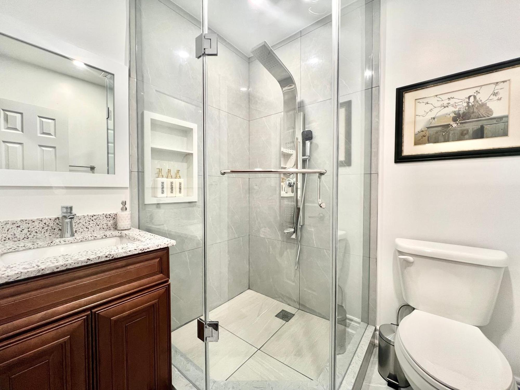 Upgraded Rooms With Bath 7-Min To Subway Near Downsview Rogers Stadium Торонто Экстерьер фото