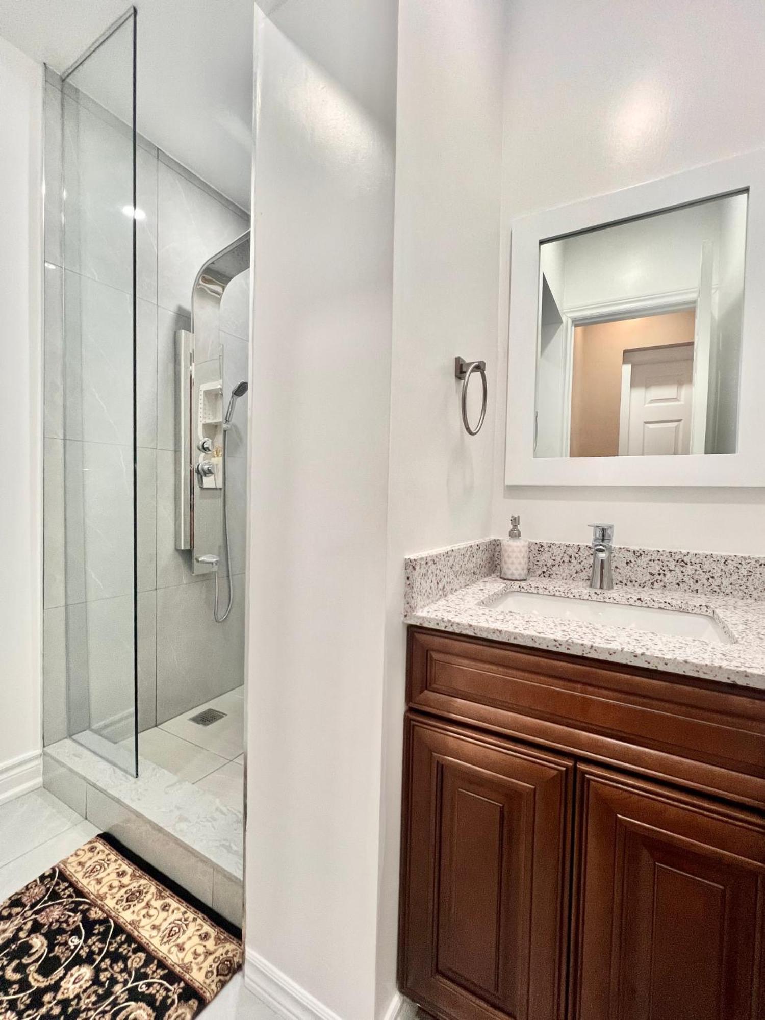 Upgraded Rooms With Bath 7-Min To Subway Near Downsview Rogers Stadium Торонто Экстерьер фото